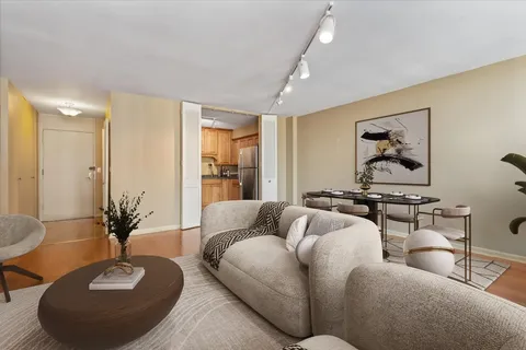 $296,800 | 2800 North Lake Shore Drive, Unit 807, Chicago, IL 60657