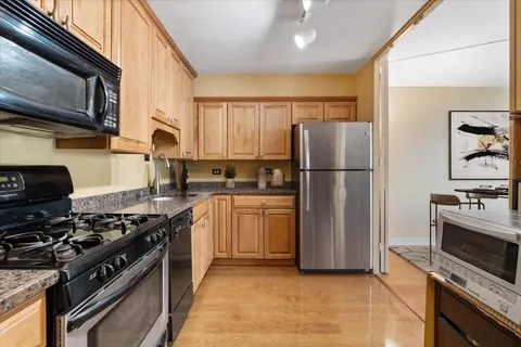 $296,800 | 2800 North Lake Shore Drive, Unit 807, Chicago, IL 60657