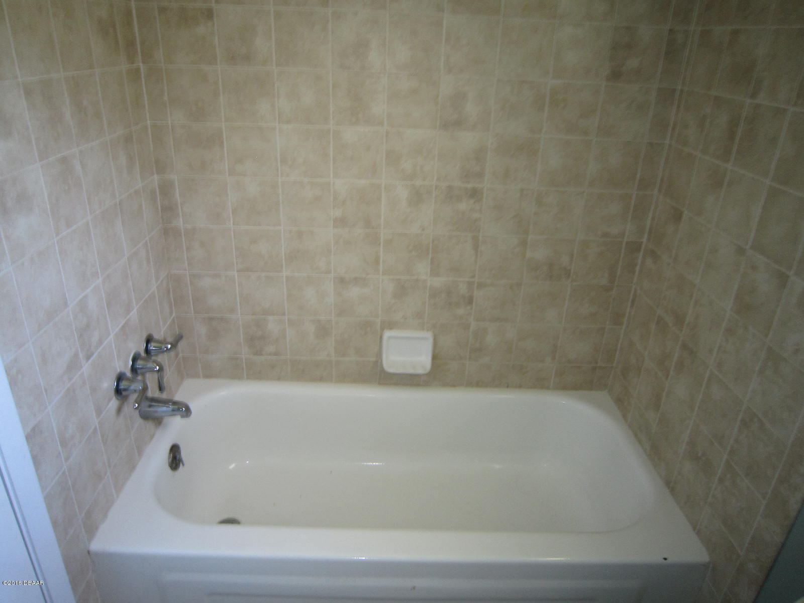 1706 Western Road South Daytona, FL 32119 - Photo 8 of 16 a bathroom with a bathtub