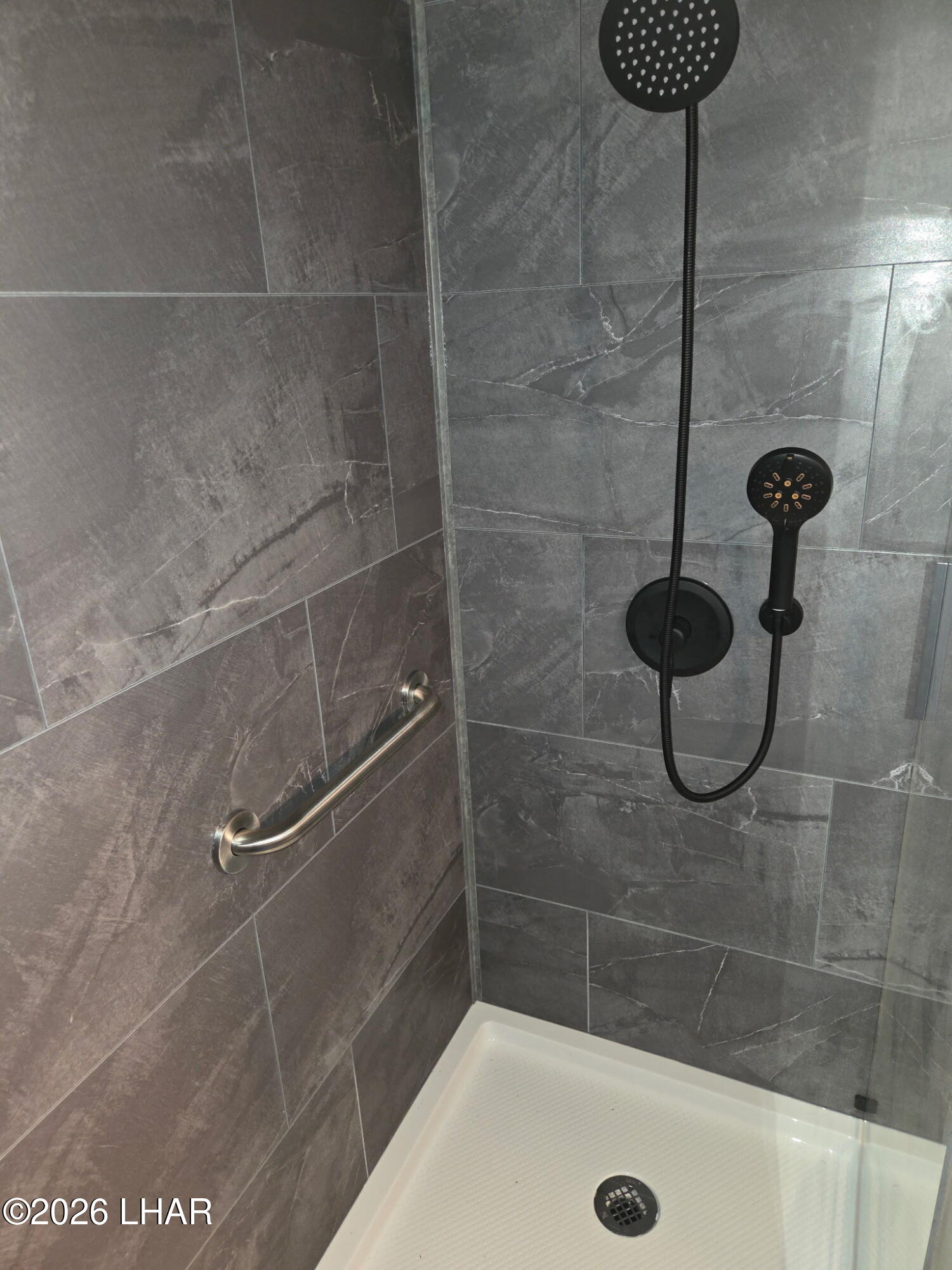 30 North Juniper Road Quartzsite, AZ 85346 - Photo 17 of 26 a bathroom with a shower