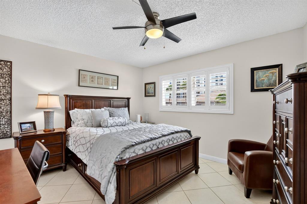 1537 East Hillsboro Boulevard, Unit 138 Deerfield Beach, FL 33441 - Photo 31 of 43 a bedroom with a bed and a window