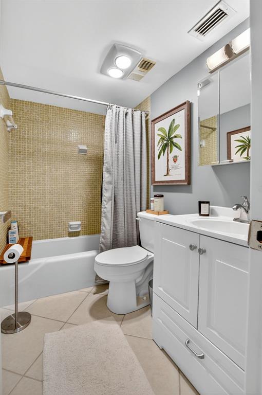 1537 East Hillsboro Boulevard, Unit 138 Deerfield Beach, FL 33441 - Photo 35 of 43 a bathroom with a sink a toilet and a bathtub