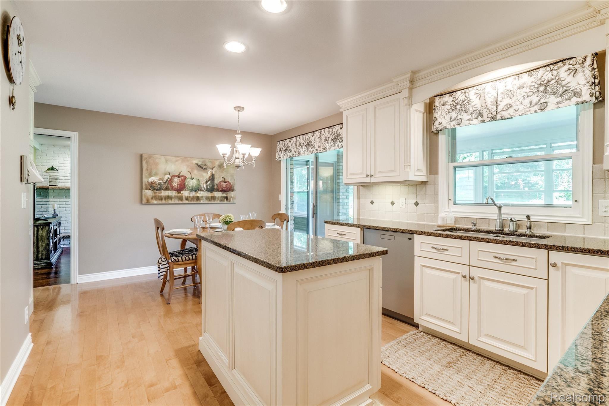 6401 Kings Pointe Road Grand Blanc, MI 48439 - Photo 7 of 27 Interiors (9 of 41).jpg