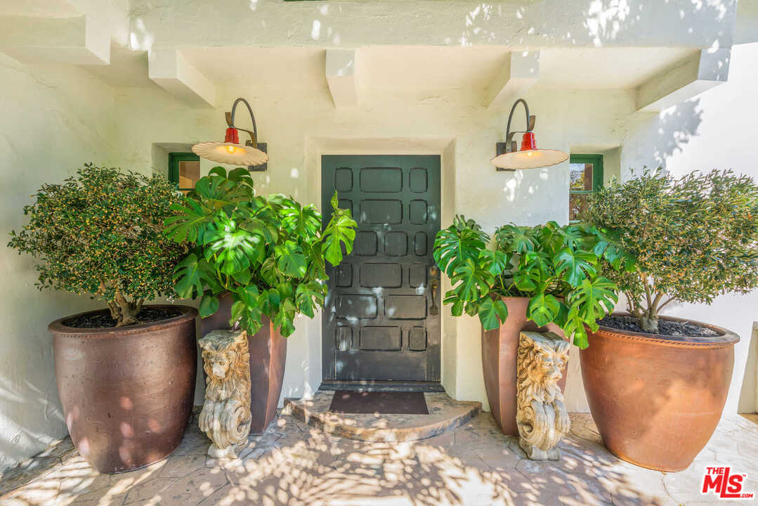 1643 Queens Road Los Angeles, CA 90069 - Photo 2 of 38 Gallery Image 2