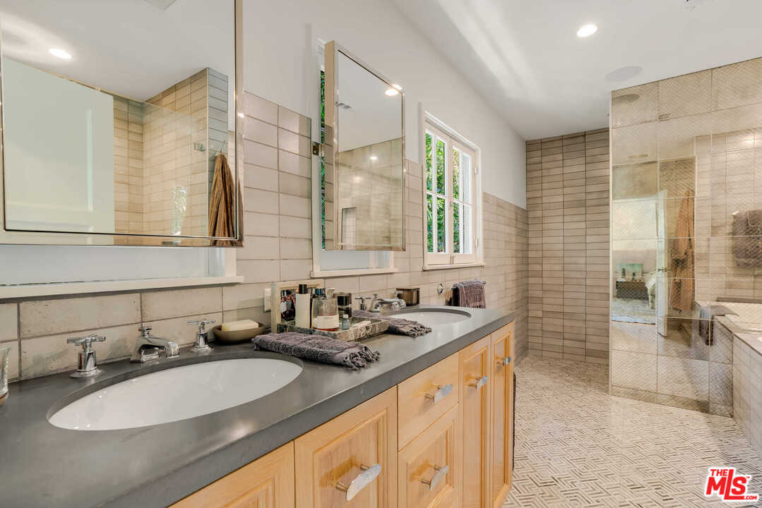 1643 Queens Road Los Angeles, CA 90069 - Photo 20 of 38 Gallery Image 20