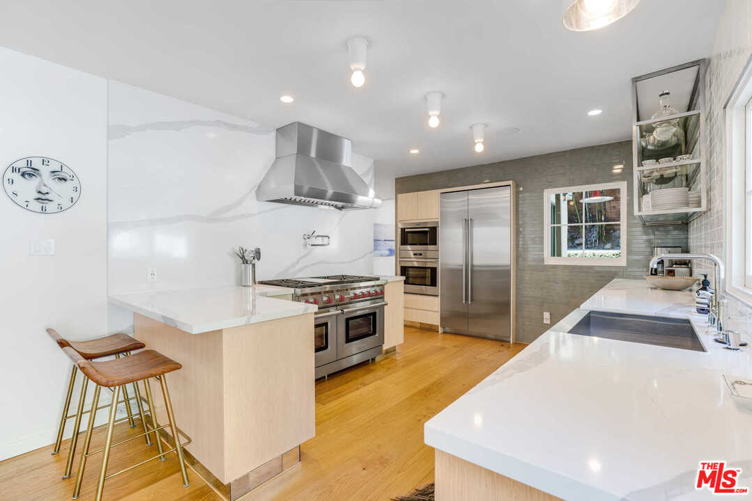 1643 Queens Road Los Angeles, CA 90069 - Photo 9 of 38 Gallery Image 9