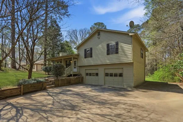 a view of a house with a yard