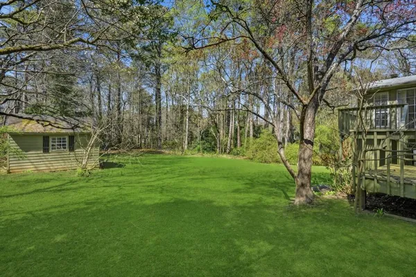 a view of a yard in front of the house