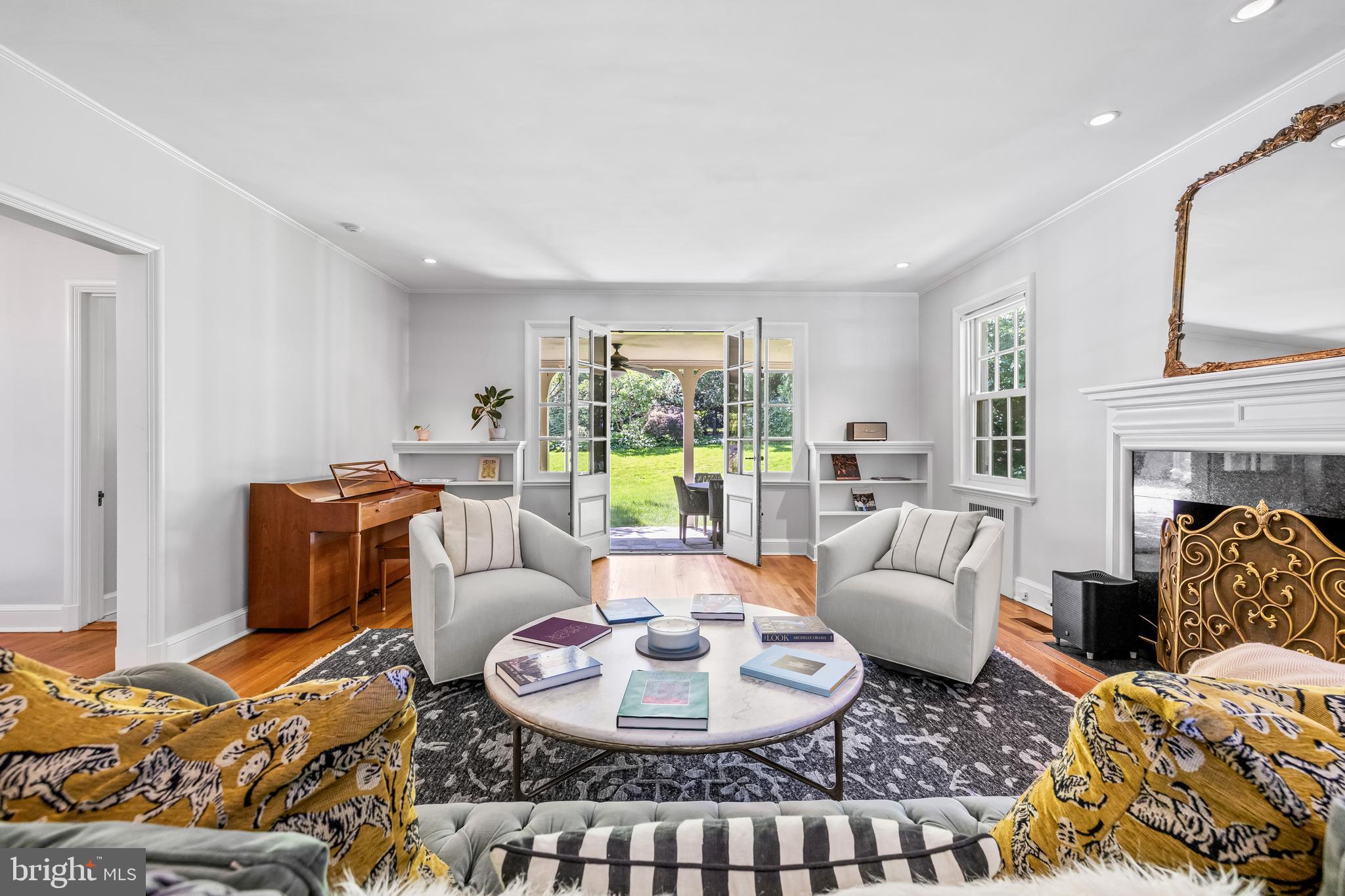 209 East Highfield Road Baltimore, MD 21218 - Photo 8 of 62 Living Room