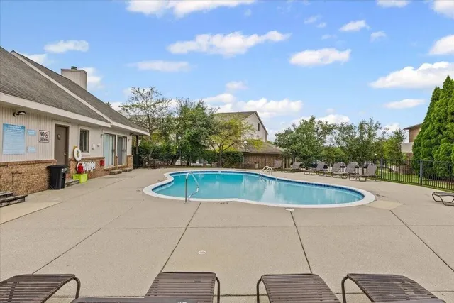 $2,050 | 6660 Maple Lakes Drive, West Bloomfield, MI 48322