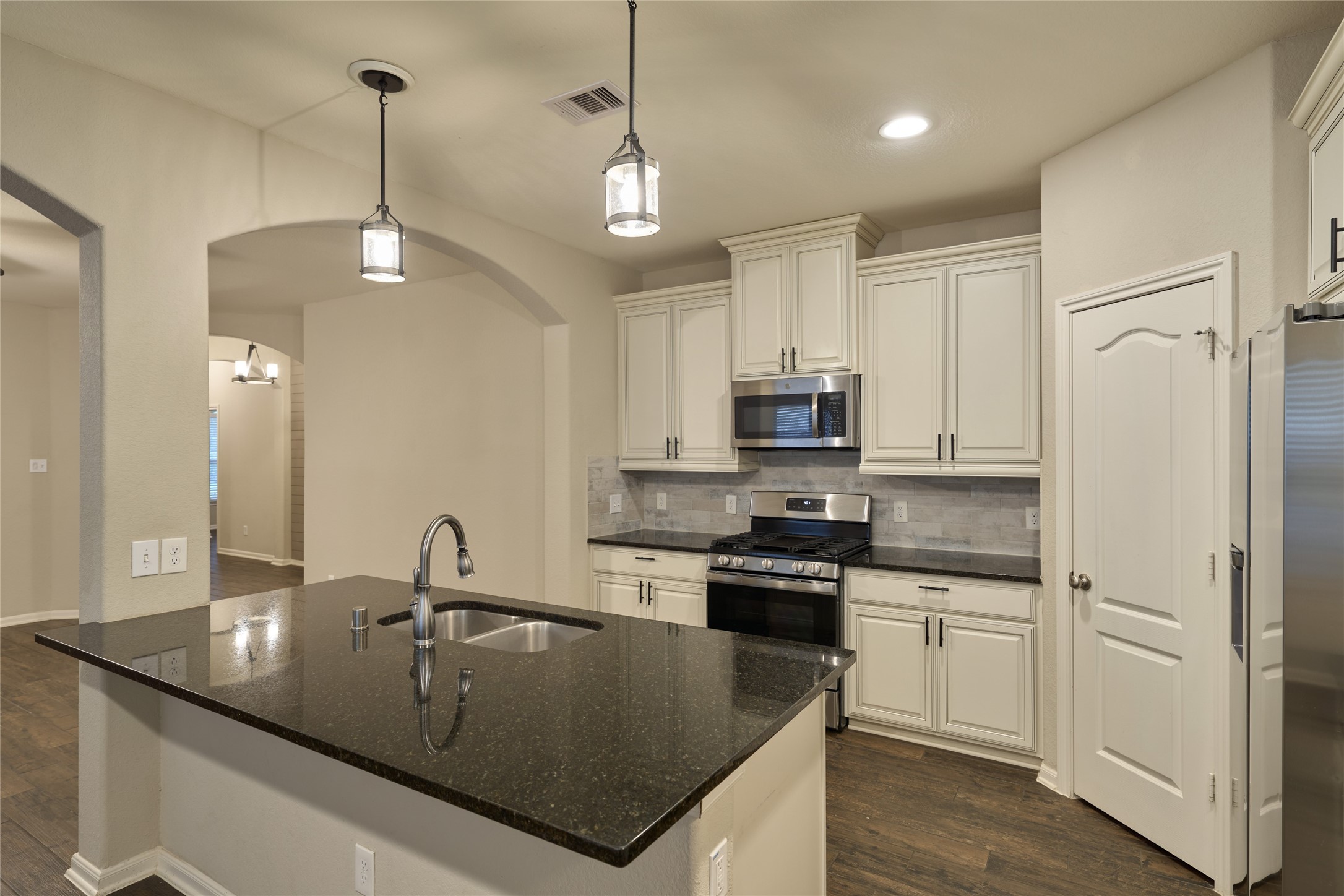 116 Fox Trail Road Montgomery, TX 77316 - Photo 20 of 50 Door to the right is a walk in pantry.