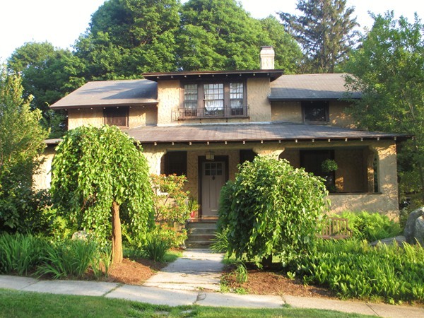 25 Colonial Road Worcester, MA 01602 - Photo 1 of 21 a front view of a house with garden