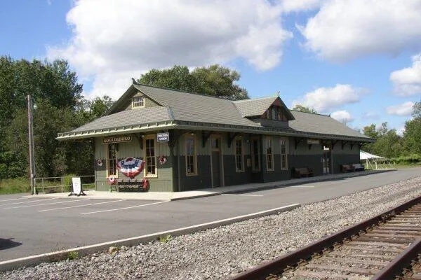 a view of yard with green space
