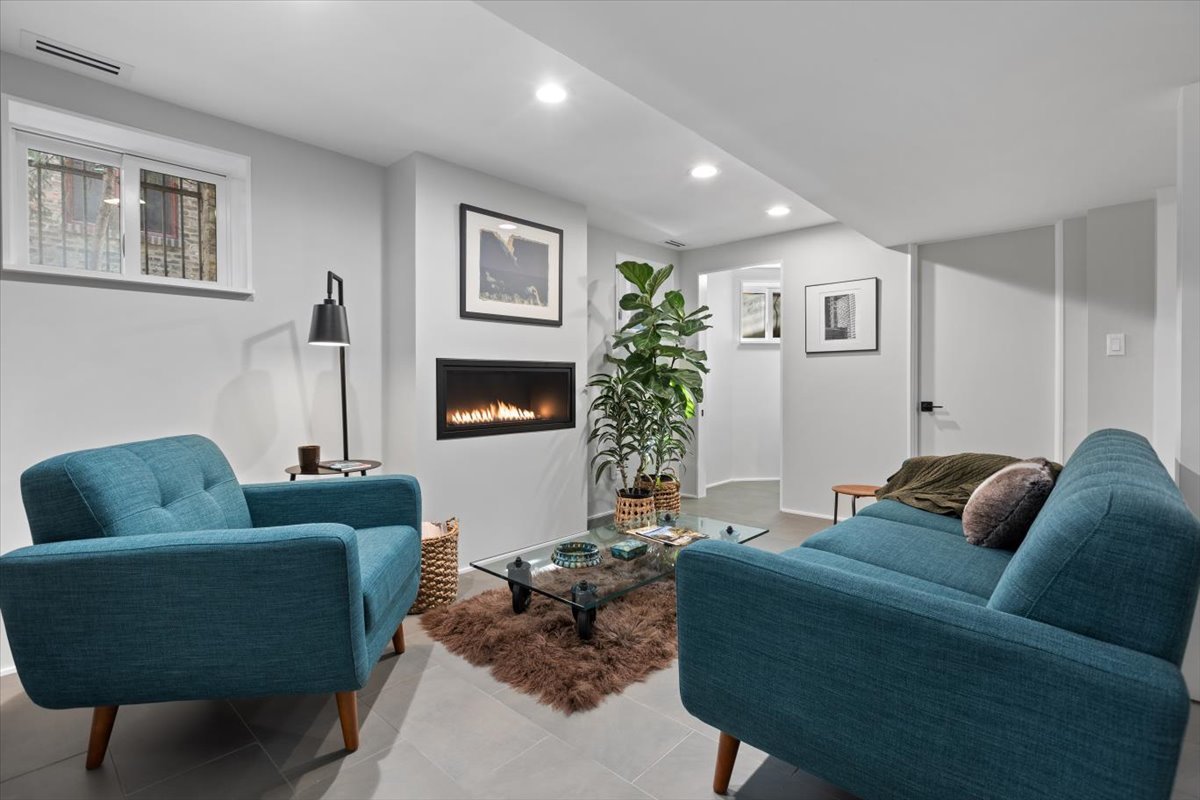 159 West Burton Place, Unit G Chicago, IL 60610 - Photo 9 of 37