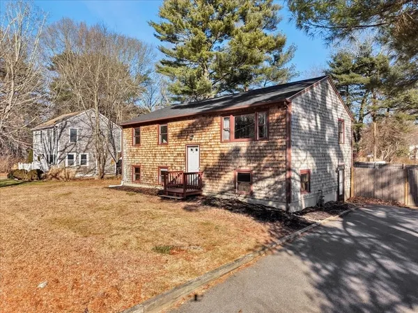 $579,999 | 37 Annawon Drive, Halifax, MA 02338
