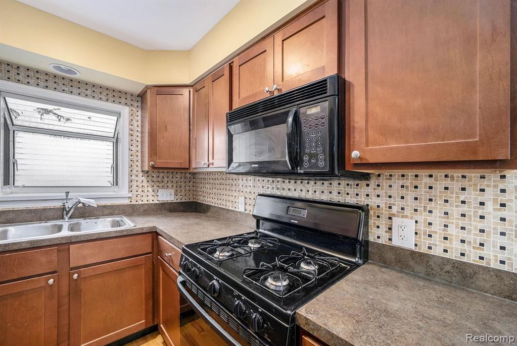 2174 Hampton Road Grosse Pointe Woods, MI 48236 - Photo 12 of 26