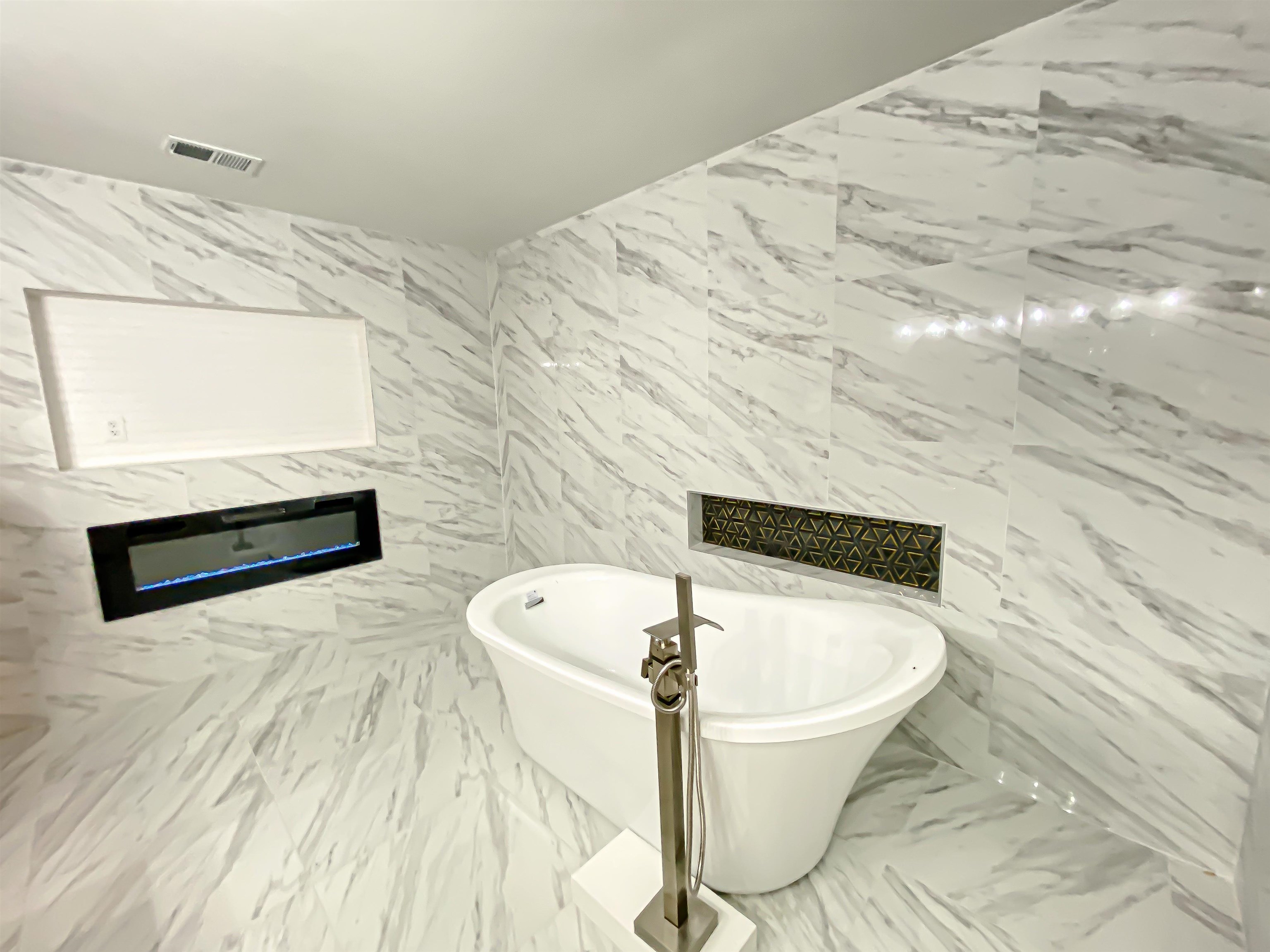 157 Pickett Road Memphis, TN 38109 - Photo 14 of 24 a bathroom with a bathtub