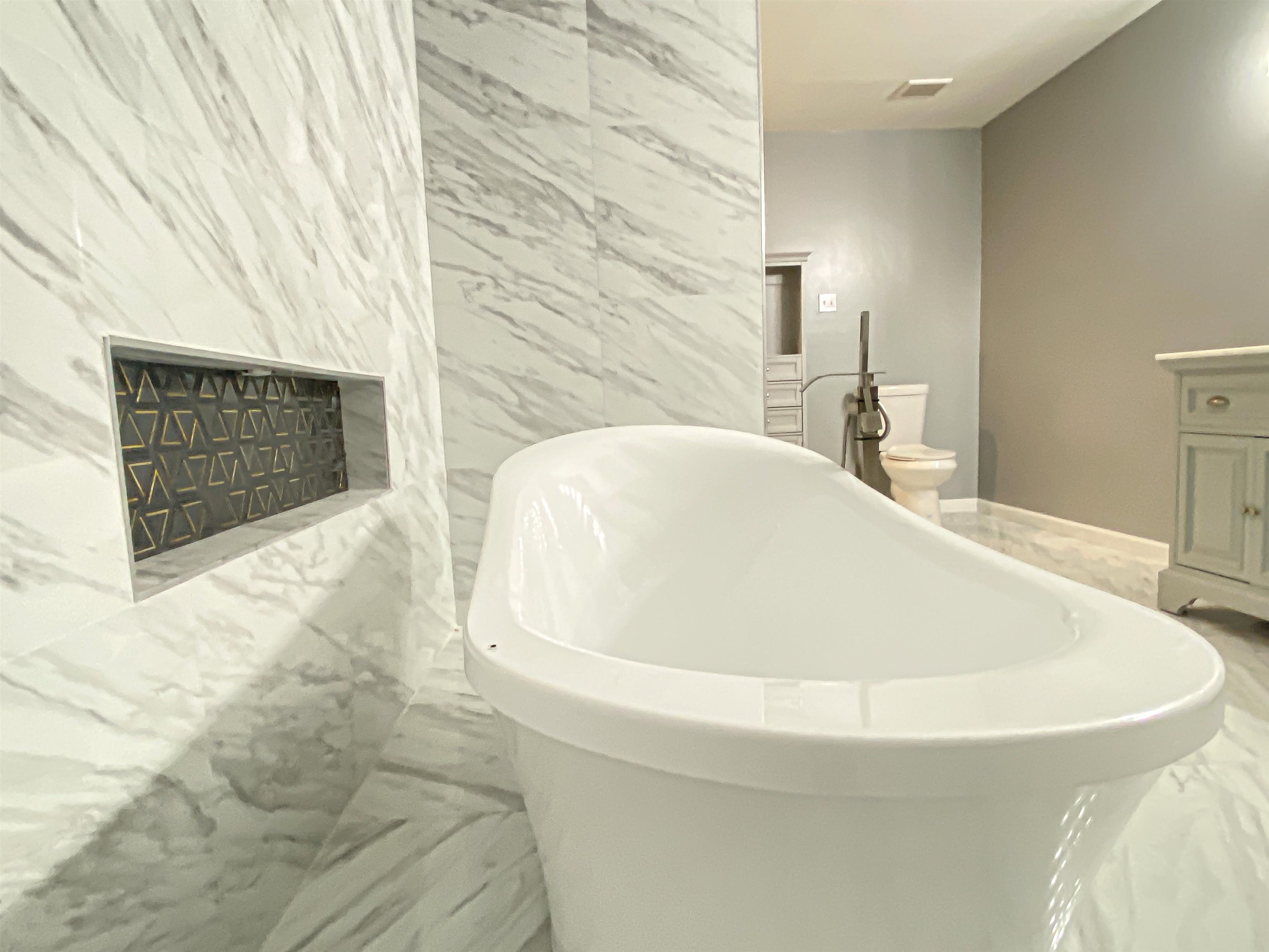 157 Pickett Road Memphis, TN 38109 - Photo 16 of 24 a bathroom with a bathtub