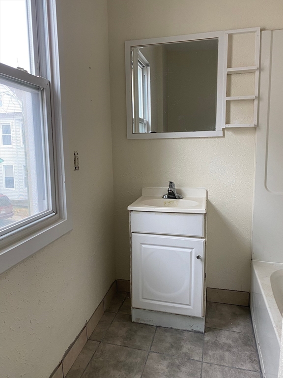 31-33 Hunt Street Springfield, MA 01108 - Photo 15 of 18 Gallery Image 15