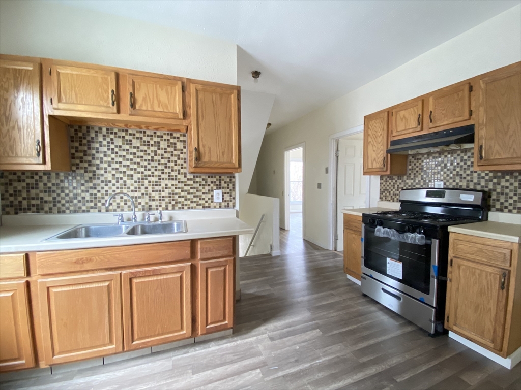 31-33 Hunt Street Springfield, MA 01108 - Photo 2 of 18 Gallery Image 2
