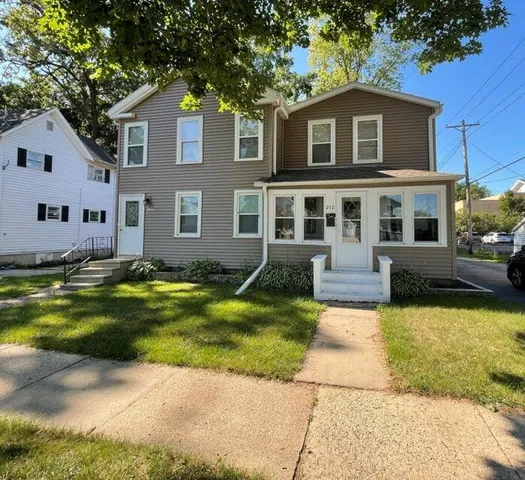 $1,550 | 212 East Washington Street, Unit UPPR, Delavan, WI 53115