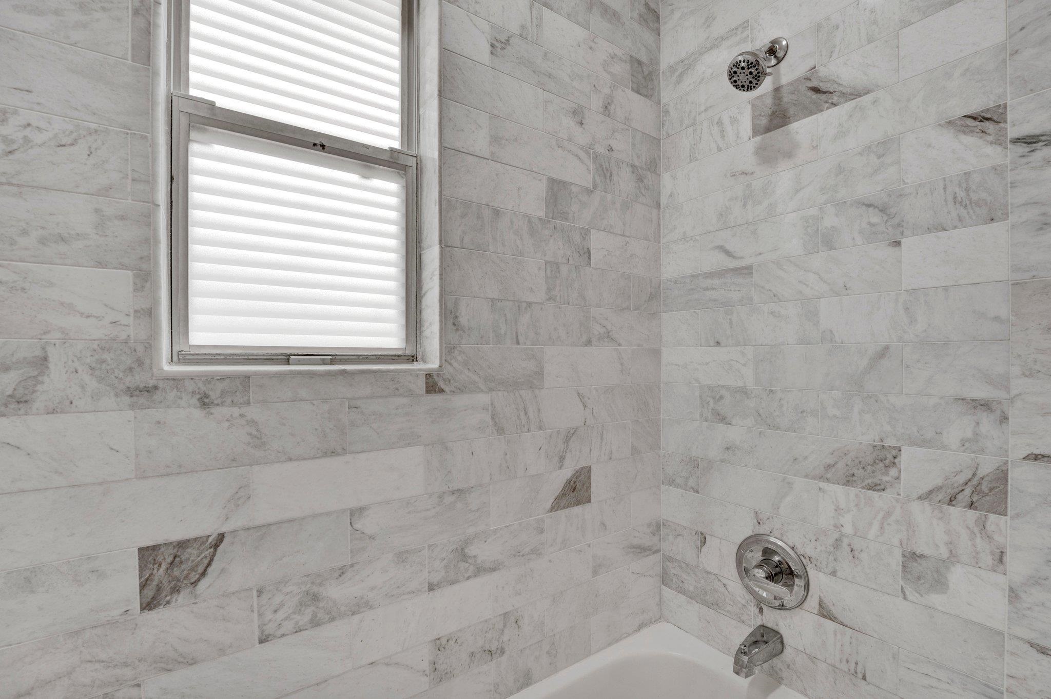 1326 Walton Road Memphis, TN 38117 - Photo 15 of 20 a bathroom with a bathtub