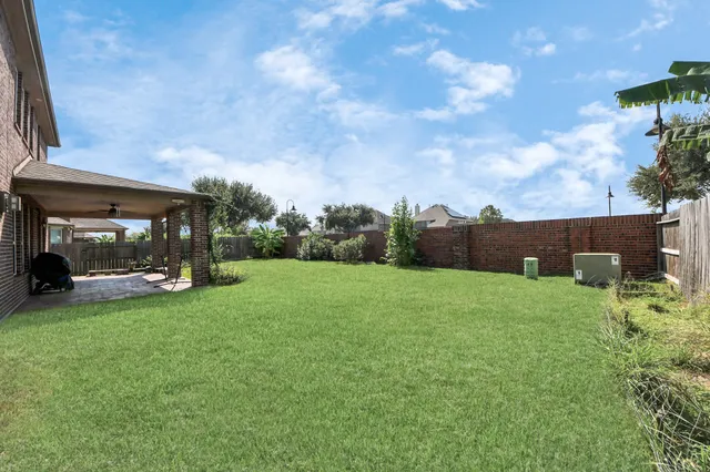 a view of a house with backyard