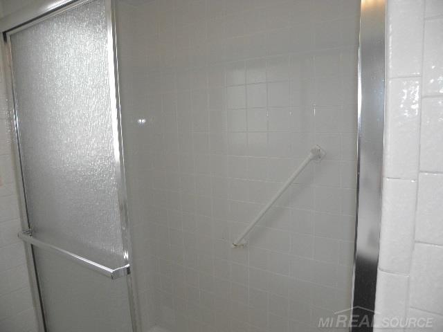 18206 Airport Fraser, MI 48026 - Photo 13 of 30 31373486-12.JPG