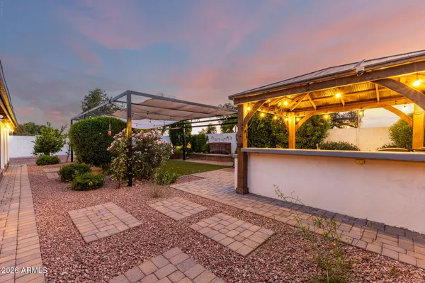 a view of a back yard