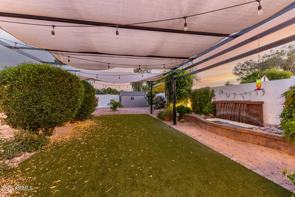 a view of a backyard