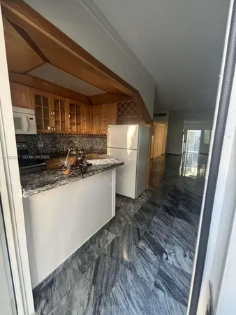 $1,900 | 2430 Northeast 135th Street, Unit 203, North Miami, FL 33181