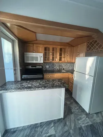 $1,900 | 2430 Northeast 135th Street, Unit 203, North Miami, FL 33181