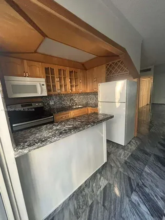 $1,900 | 2430 Northeast 135th Street, Unit 203, North Miami, FL 33181