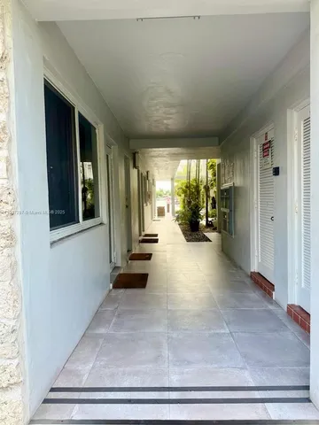 a view of livingroom with furniture
