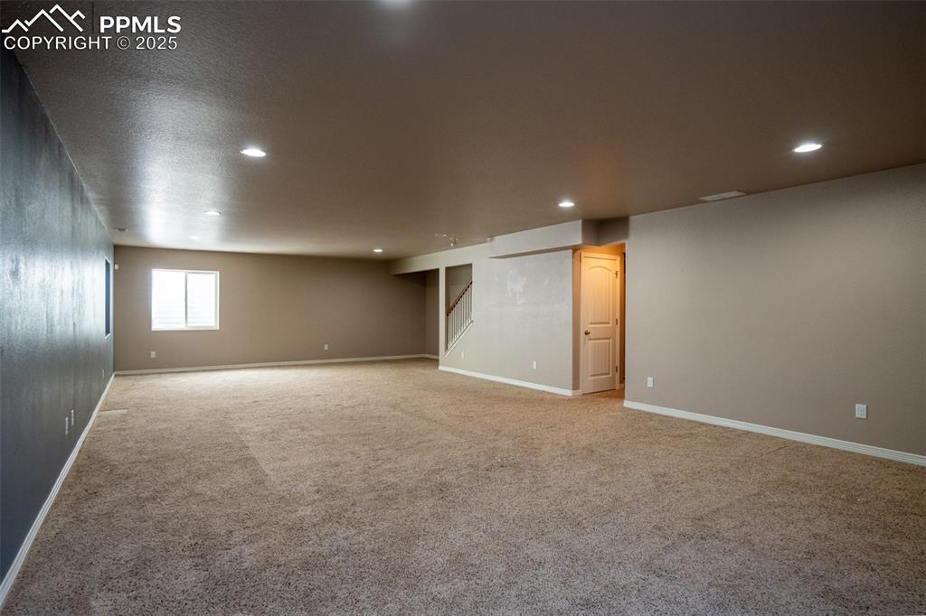 1985 Reed Grass Way Colorado Springs, CO 80915 - Photo 21 of 37 en empty room with windows and closet