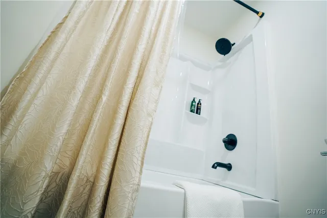 $2,400 | 110 Hotel Street, Unit 2, Utica, NY 13502