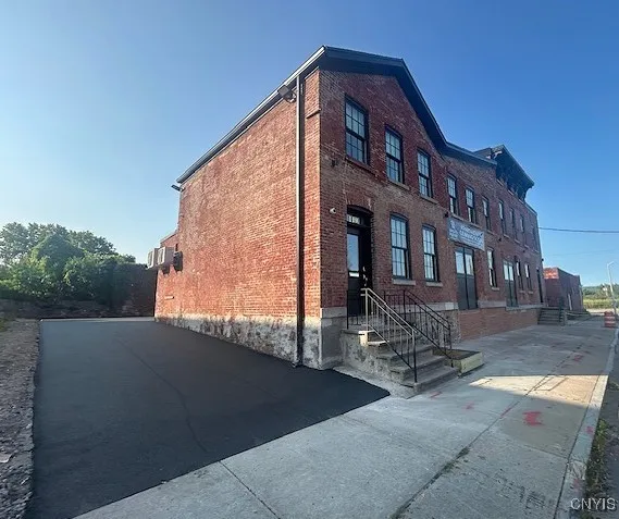 $2,400 | 110 Hotel Street, Unit 2, Utica, NY 13502