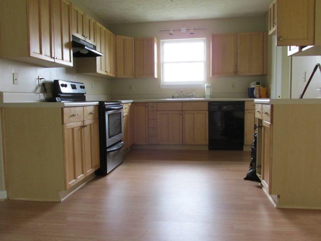 184 County Farm Road Manchester, TN 37355 - Photo 3 of 12 Great kitchen. Neat, clean, and spacious. Look at all those cabinets.