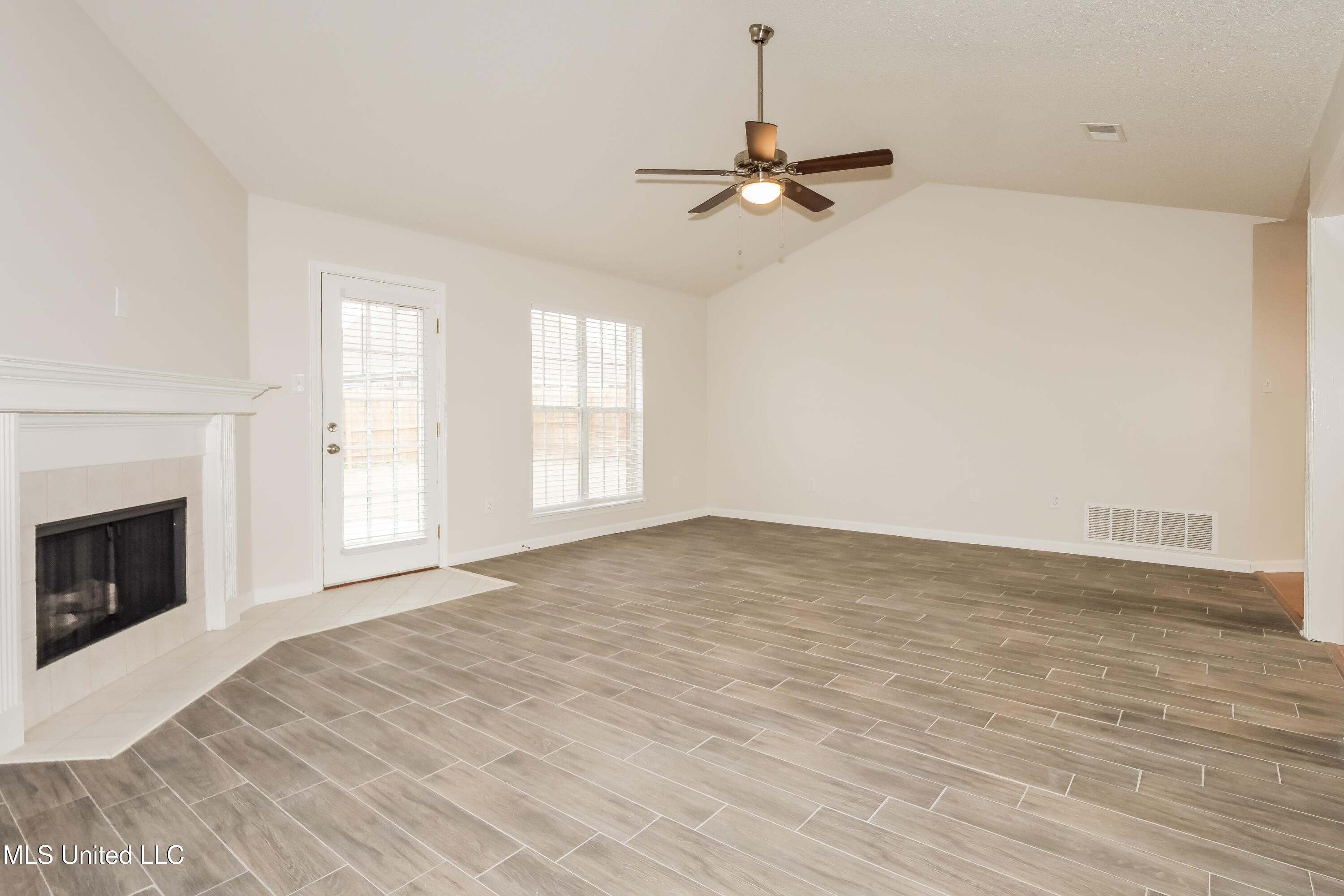 5665 Deer Ridge Drive Southaven, MS 38672 - Photo 3 of 17 004-photo-living-room-15083658