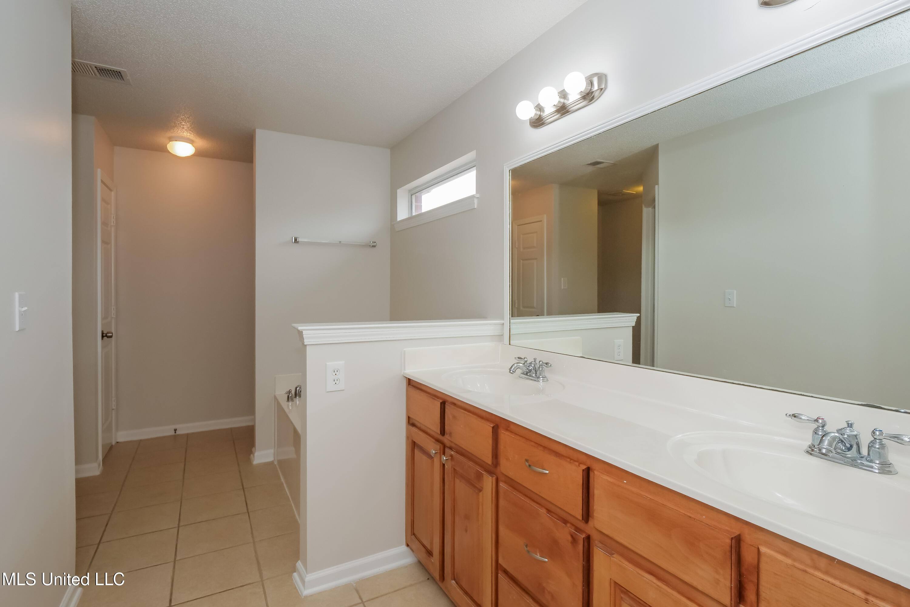 5665 Deer Ridge Drive Southaven, MS 38672 - Photo 8 of 17 009-photo-primary-bathroom-15083654