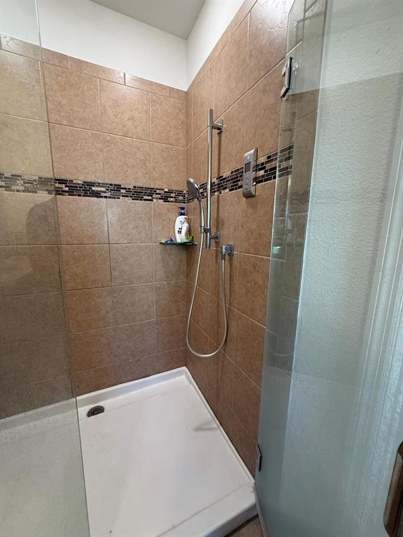 622 Samuel Place Davenport, FL 33837 - Photo 52 of 64 a bathroom with a shower