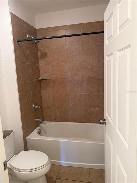 622 Samuel Place Davenport, FL 33837 - Photo 9 of 64 a bathroom with a toilet and a bathtub