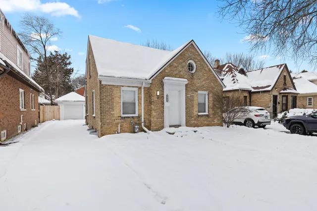 $2,200 | 4109 North 40th Street, Milwaukee, WI 53216