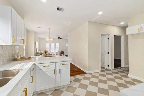 $2,500 | 102 East Val Verde Street, Brenham, TX 77833