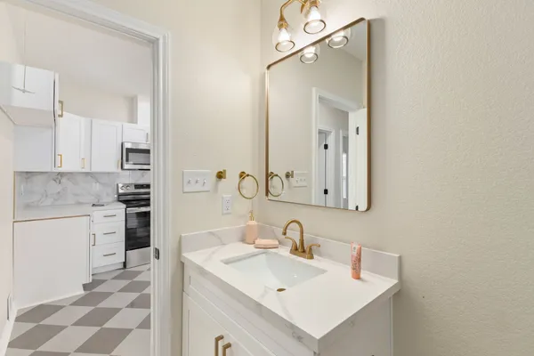 $2,500 | 102 East Val Verde Street, Brenham, TX 77833