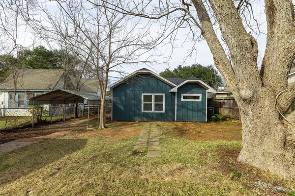 $2,500 | 102 East Val Verde Street, Brenham, TX 77833