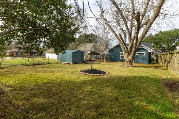 $2,500 | 102 East Val Verde Street, Brenham, TX 77833