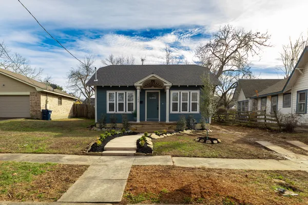 $2,500 | 102 East Val Verde Street, Brenham, TX 77833