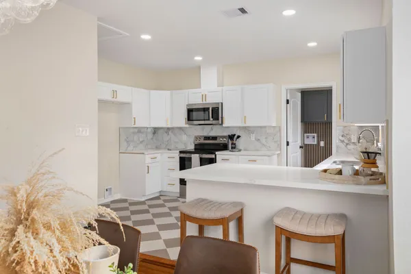 $2,500 | 102 East Val Verde Street, Brenham, TX 77833