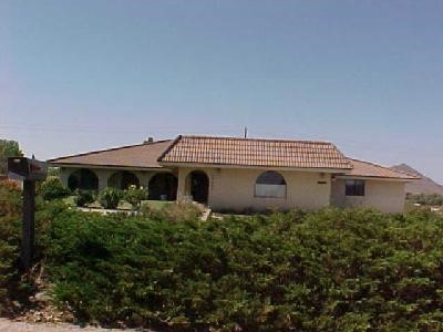 19560 Tomahawk Road Apple Valley, CA 92307 - Photo 1 of 1 a front view of a house with plants